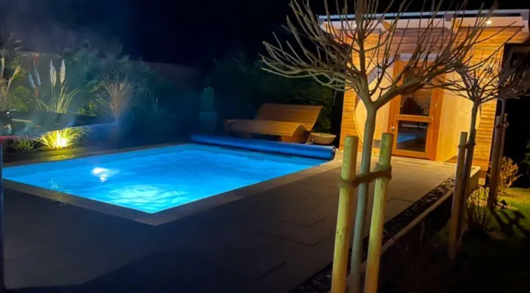 basen w nocy ze światłami