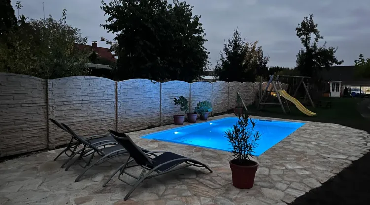 basen z kamiennym tarasem i oświetleniem 1